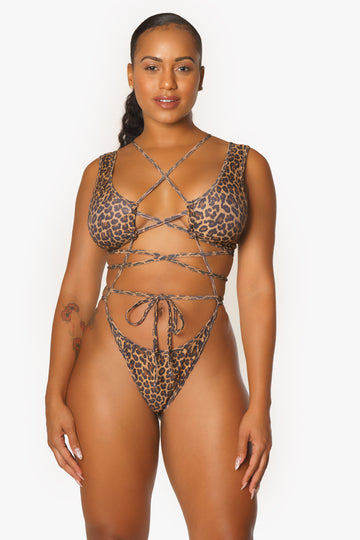 Traje de baño de una pieza con tiras y estampado de leopardo